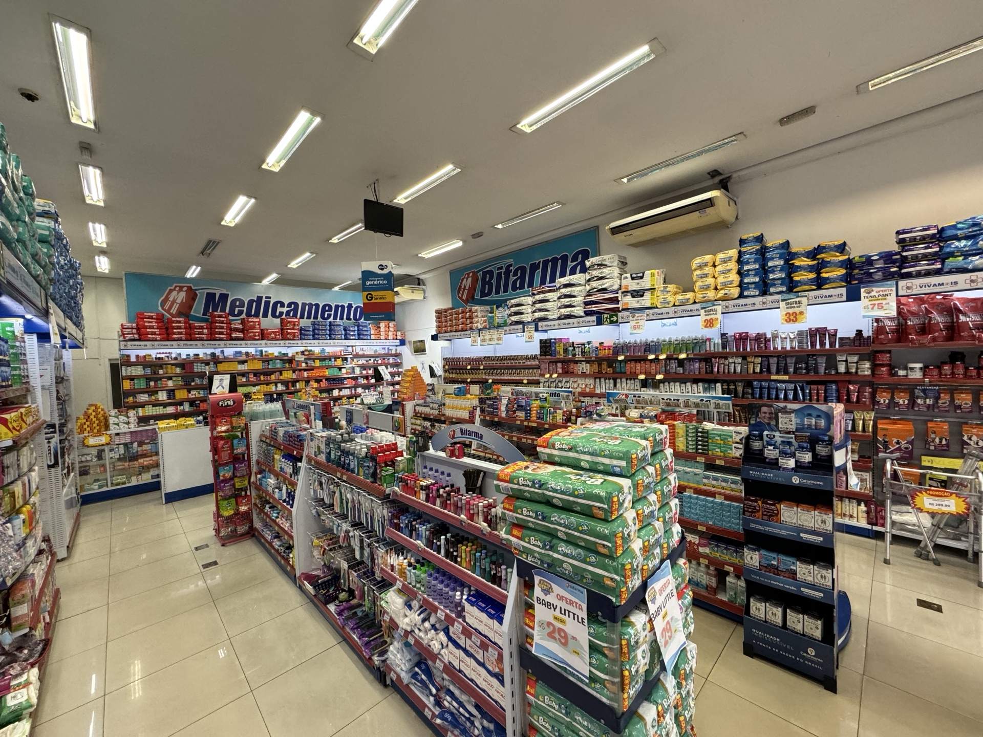 Loja São Luís - Corredor de medicamentos